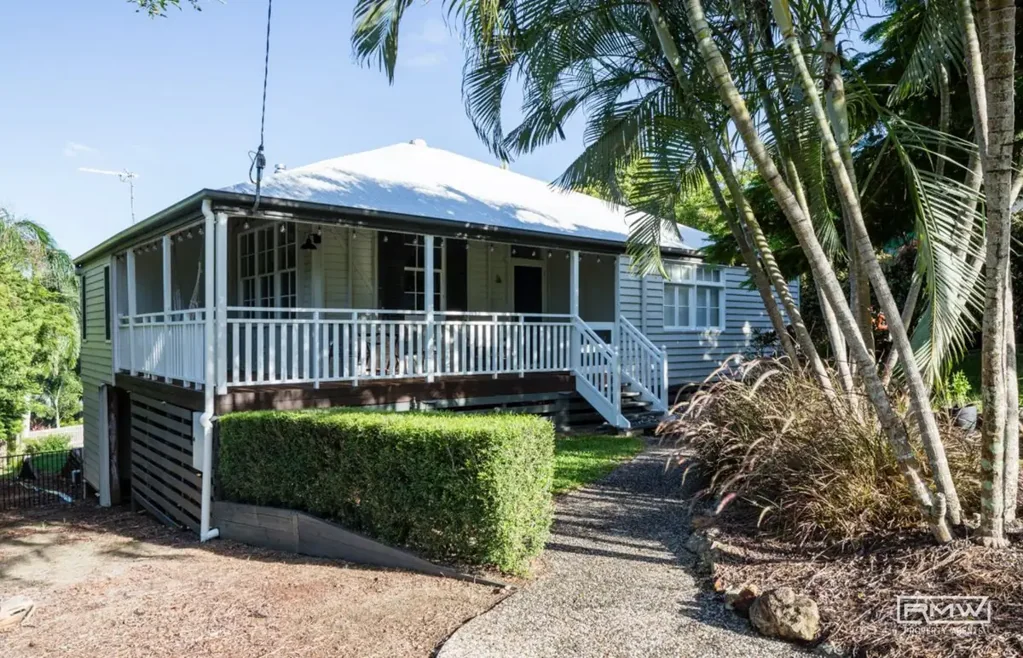 Stylish, Fully Furnished Coastal Living – Prime Yeppoon Location