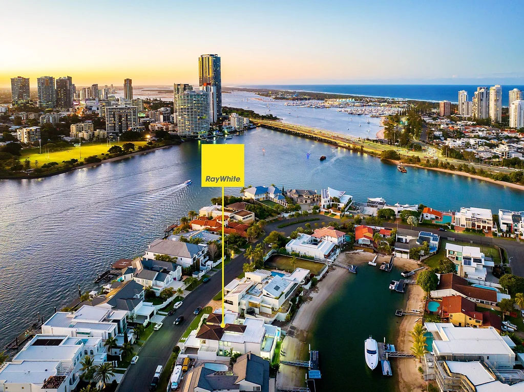 Surfers Paradise 5ห้องนอน Ill health forces urgent sale - East facing waterfront family home