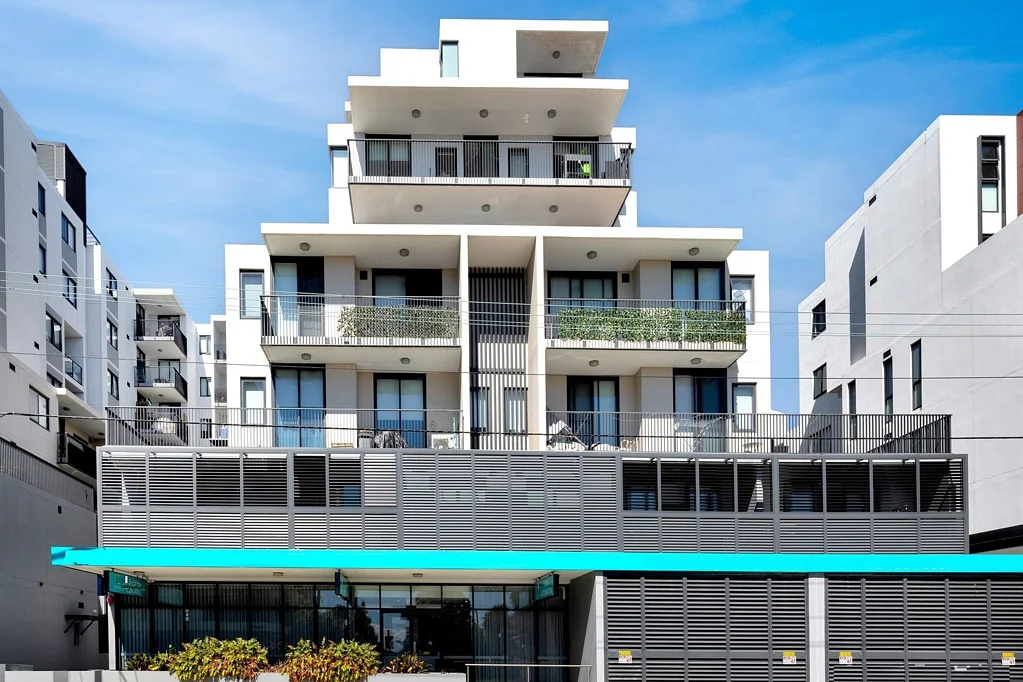 Campsie 1房 宽敞卧室带衣帽间 现代浴室优质饰面 光线充足开放式区 风格厨房石材台面 私人储物笼地下车 Furnished Modern One Bedroom + Study Apartment