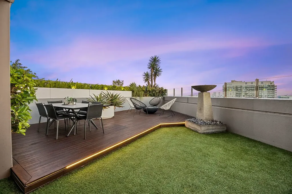 Chatswood 3房 28楼奢华公寓 奢阔293平米 三卧双厅设计 环绕露台带户外厨房 西东全景视野 Miele电器主卧带SPA浴缸 石材厨房 石材卫浴 电梯直达 专属泳池礼宾服务 两车位 Luxury apartment with sweeping views and unbeatable convenience