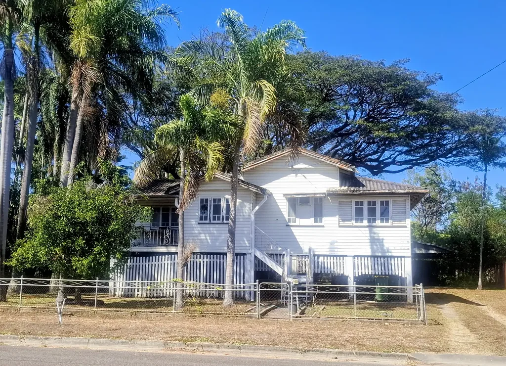 Currajong 2Zimmer "EXPRESSION OF INTEREST" - TIMBER HIGH SET ON 787.m2. as is condition!