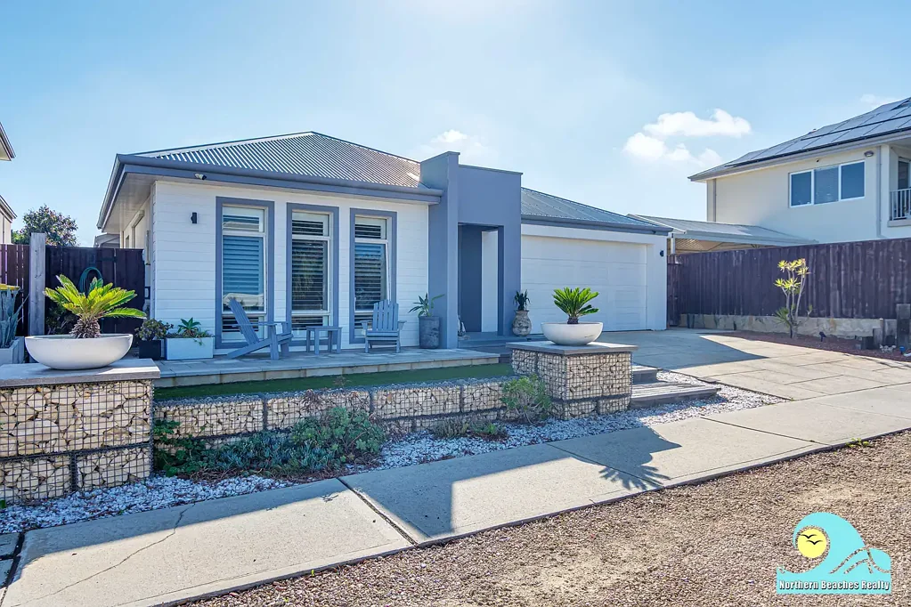 Yanchep 4房  IT COULD BE LOVE AT FIRST SIGHT! OUTSTANDING HAMPTONS STYLE 237M2 HOME - 480M2 BLOCK IN SOUGHT AFTER LINDSAY BEACH ESTATE!