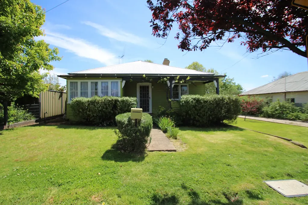 Charming Cottage Near the Centre of Town