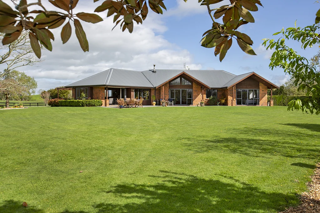 Te Kowhai Modern Country Lifestyle on 10 Hectares