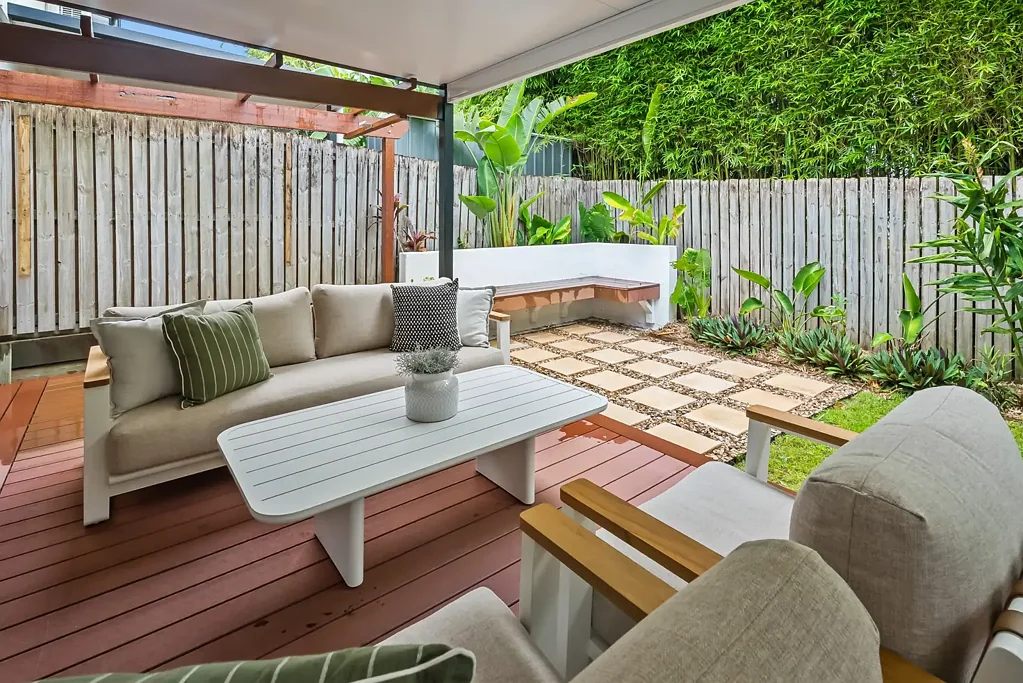 Toowong 3房 私密门廊入口 双车库 安全存储 光线充足开放式生活区 时尚厨房 私密庭院 主卧带阳台 上层多卧宽敞空间 太阳能电池板 隔音窗户 无与伦比Toowong位置 周边设施齐全 Modern Tri-Level Living in the Heart of Toowong