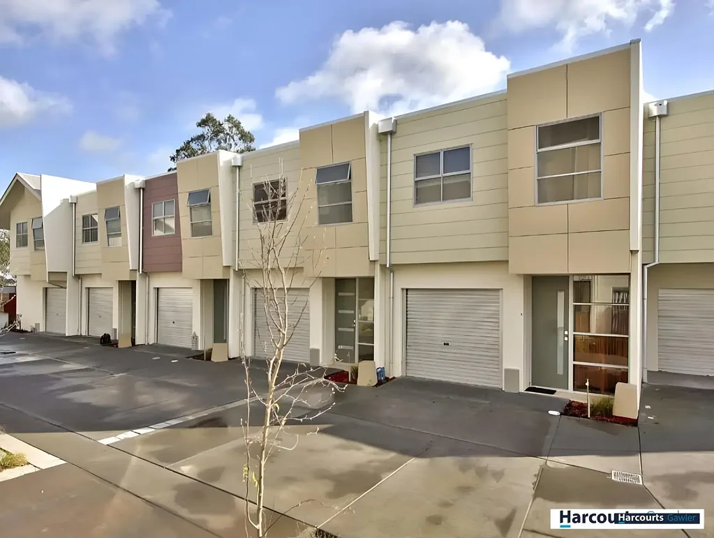 2 Bedroom Townhouse walking distance to Train Station