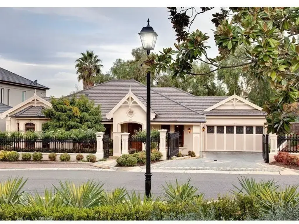 EXECUTIVE 3 BEDROOM RESIDENCE IN LEAFY MEDINDIE