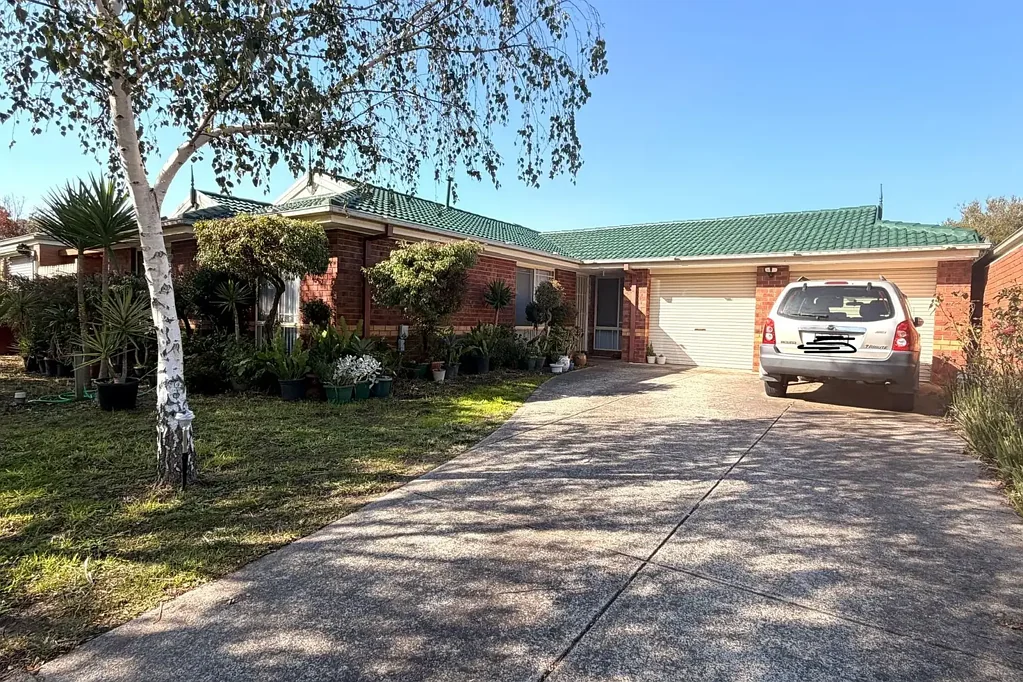 SPACIOUS 3 BEDROOM HOUSE CLOSE TO P12 - COLLEGE NARRE WARREN