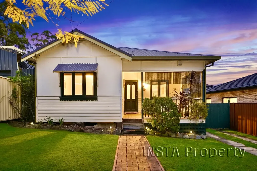 Greenacre 3कमरा Rectangular Block in a Desirable Parkside Position – Outstanding Future Potential!