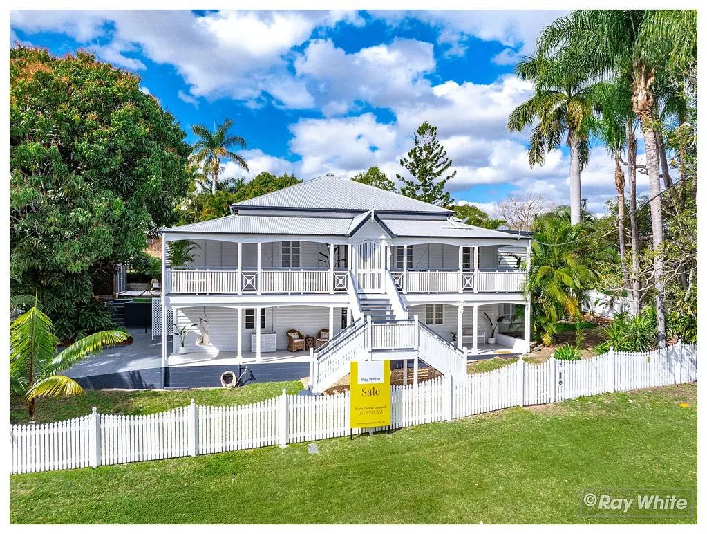 The Range 3ਬੈੱਡਰੂਮ Gracious Range Queenslander with dual Living.