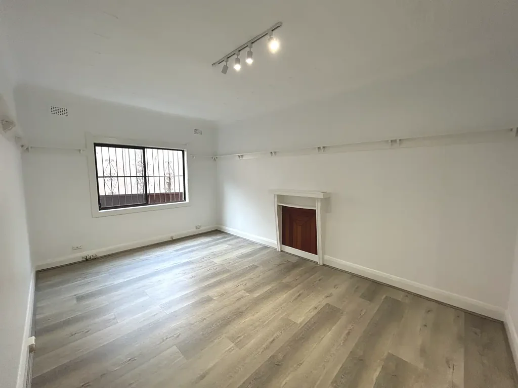 Stylishly Renovated 3-Bedroom Ground Floor Duplex with Private Garden & Prime Location
