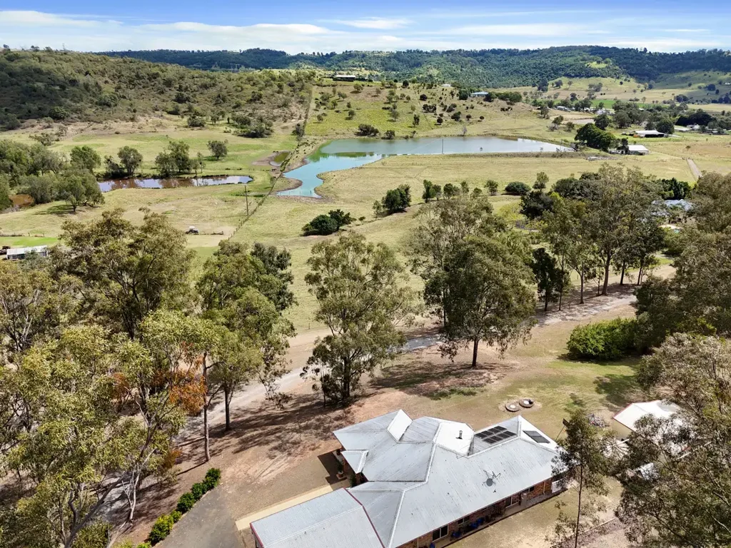 Summerholm 4બેડરૂમ Nearly 35* Acres - Acreage Lifestyle with Sheds, Space & Stunning Views!