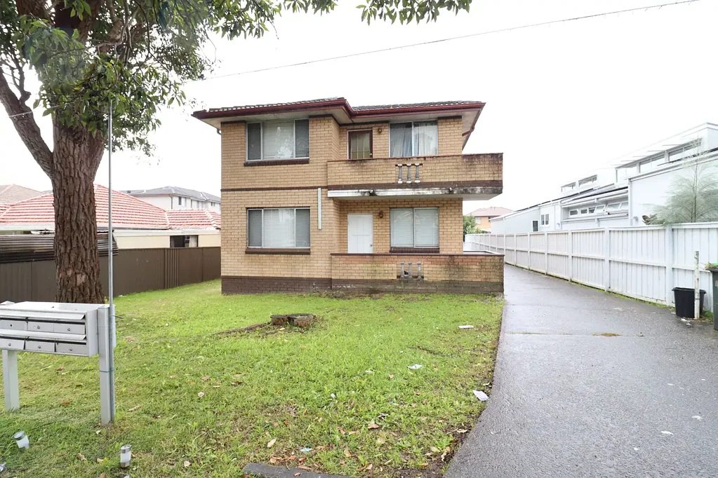 Wonderful 2 Bedroom Unit Within Walking Distance Of All Amenities