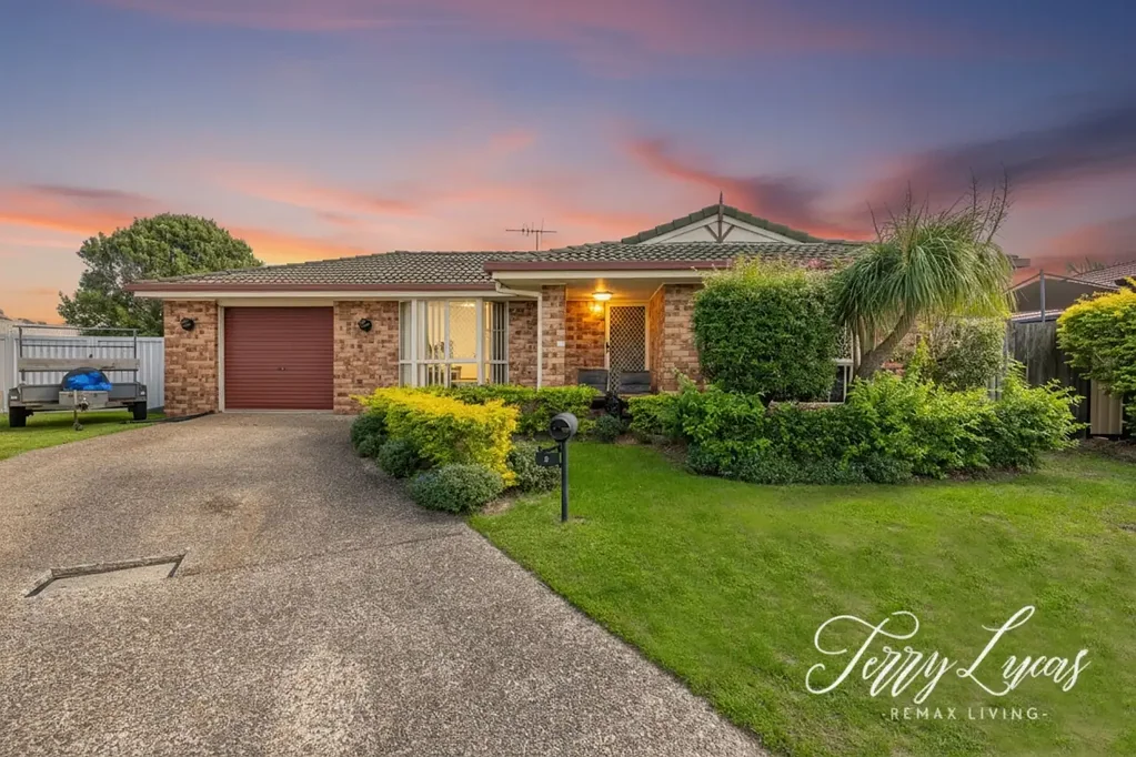 Beachmere 5 Slaapkamer COASTAL LIFESTYLE AWAITS - FAMILY LIVING JUST 250M FROM THE WATERFRONT