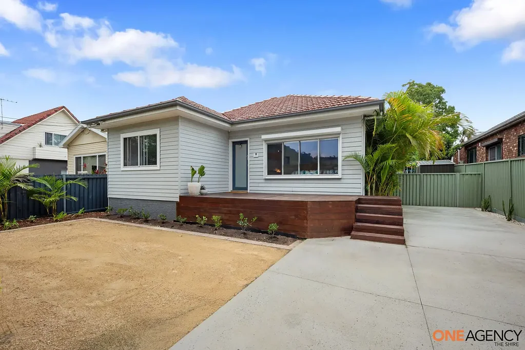 Caringbah 4 Slaapkamer RENOVATED NORTH FACING FAMILY ENTERTAINER WITH POOL & GRANNY FLAT