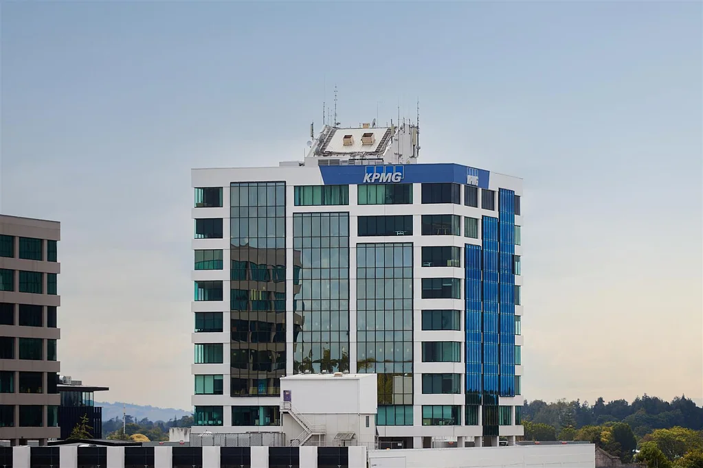 Hamilton Central AMAZING VIEWS WITH RENTAL RATES TO MATCH