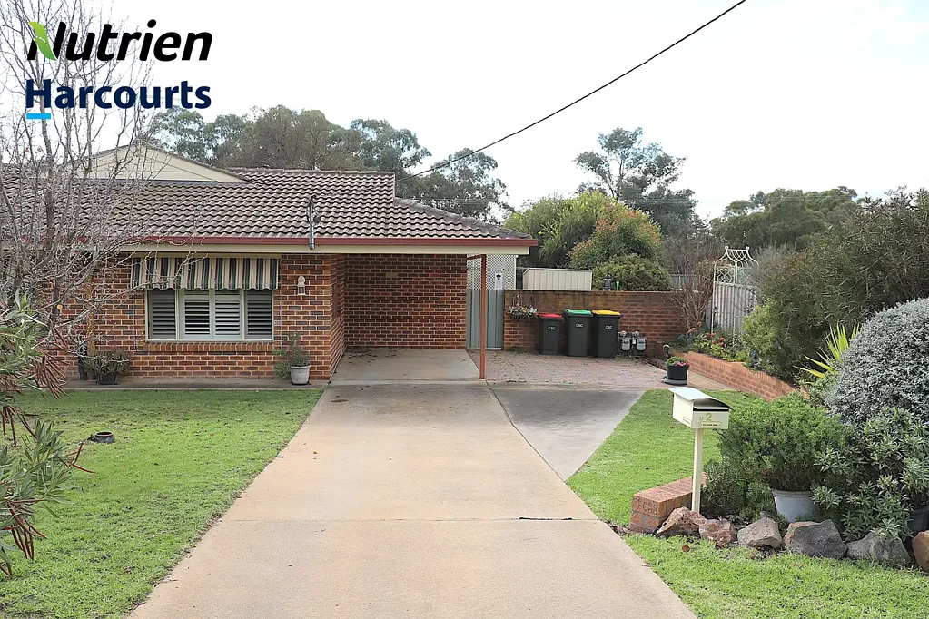 Cootamundra 2Moenga Easy Living With Indoor/Outdoor Appeal