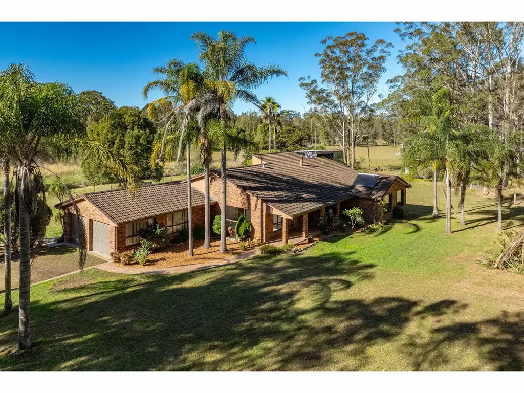 Nabiac 5कमरा This rare, small acre property could be yours!