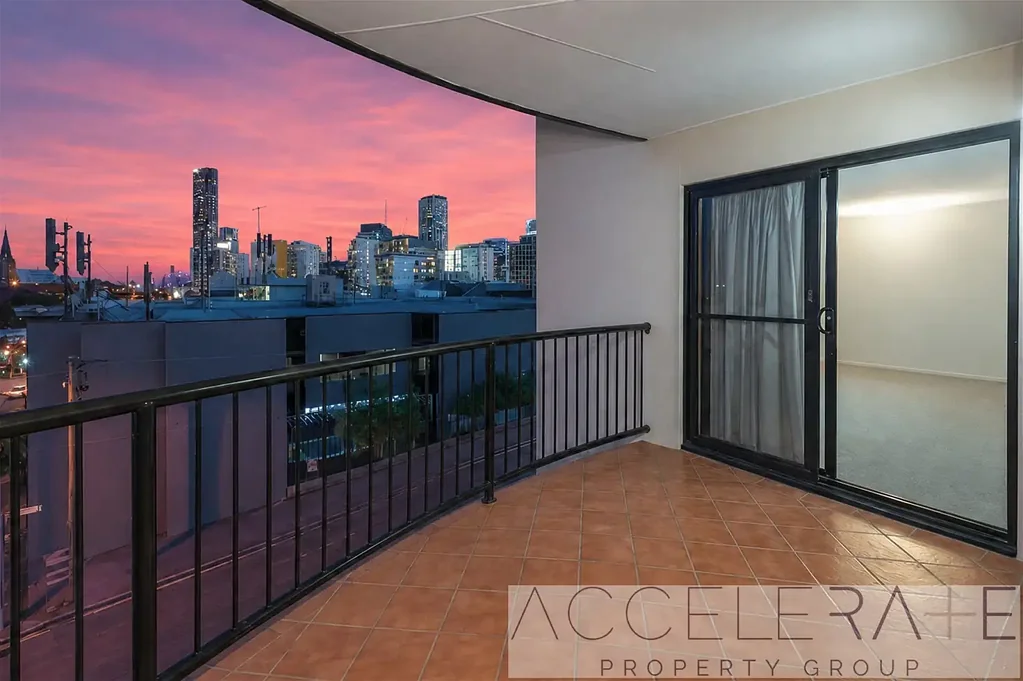 Spacious Inner-City Apartment with Spectacular With Views to the City