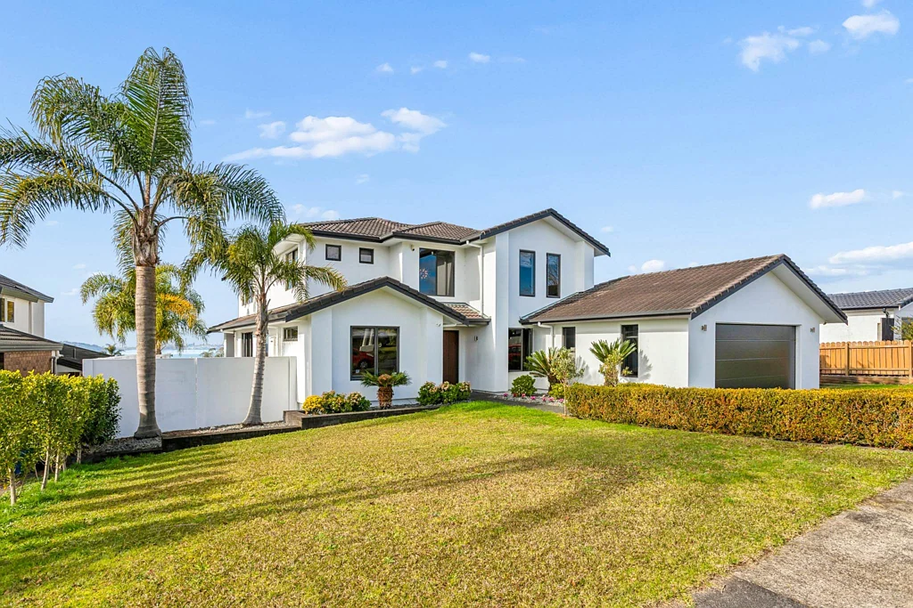 EXPANSIVE FAMILY LIVING WITH HARBOUR AND CITY ...