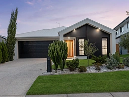 12 Carraba Street, Deebing Heights