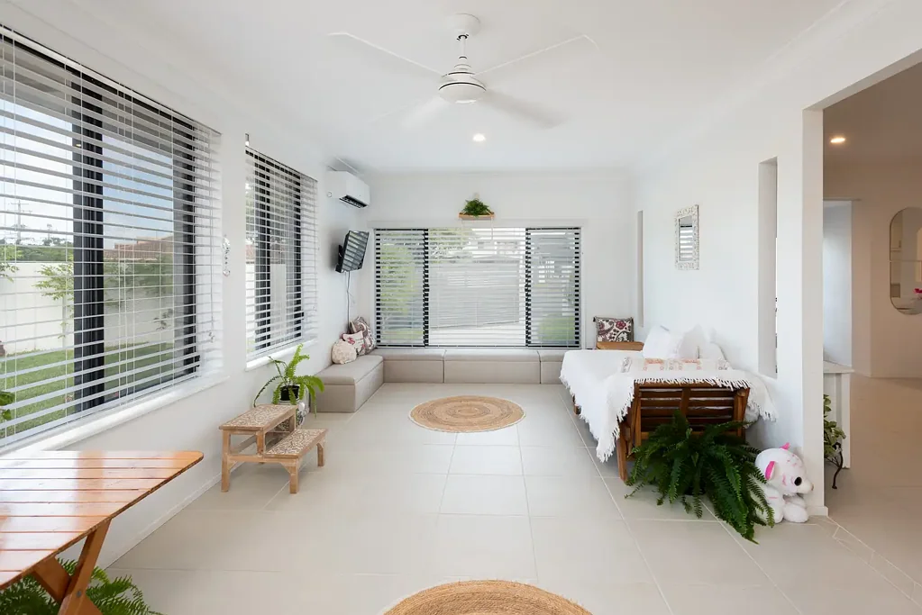 Hollywell 3બેડરૂમ Beautiful Single-level Home Packed with Character & Convenience - PRICED TO SELL.