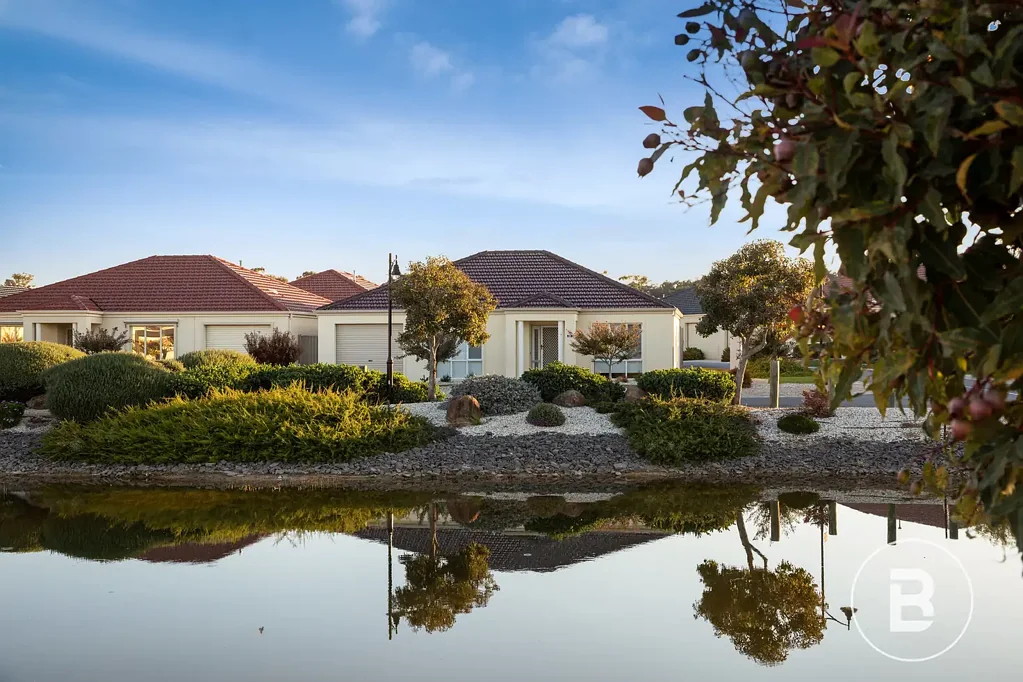 Junortoun 2 Slaapkamer Rare Water Outlook in One of the Village's Most Desirable Positions