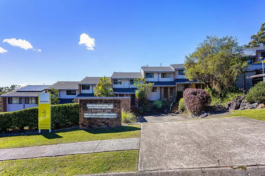 Highland Park 2 Bedroom Townhouse with Skyline Serenity