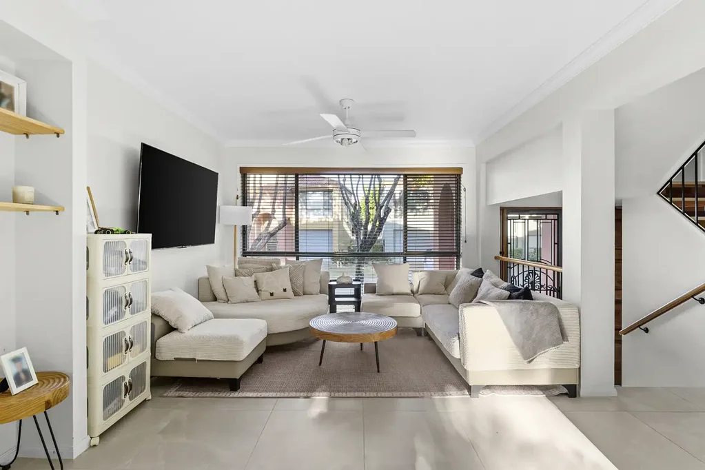 Clear Island Waters 3 Bedroom Secure Hidden Gem in Clear Island Waters