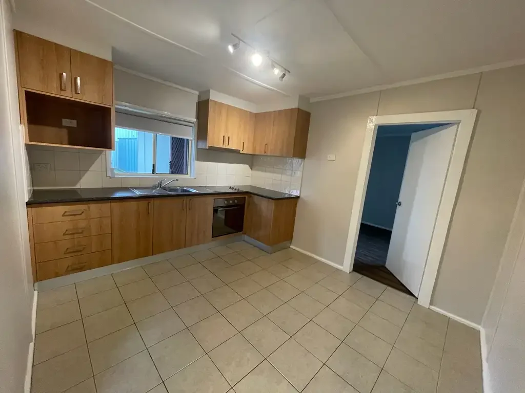 Immaculate 1 Bedroom granny flat with air conditioning, back yard and garden shed.