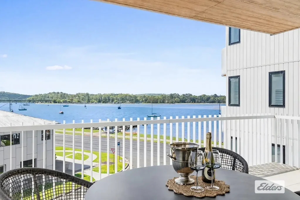 Batemans Bay 2 Slaapkamer Award-Winning Waterfront Unit with Superb Views!