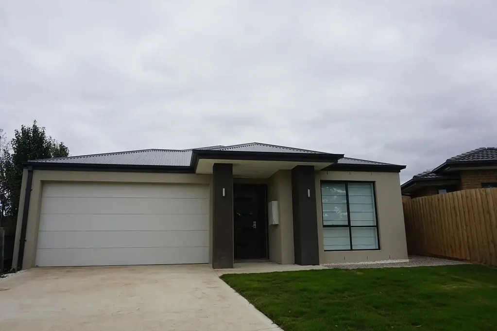 SUPERB 4 BEDROOM HOME IN COURT LOCATION.