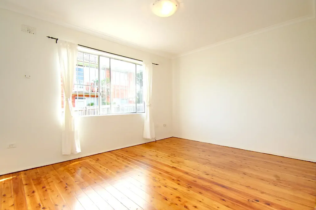Newly painted spacious apartment in perfect location