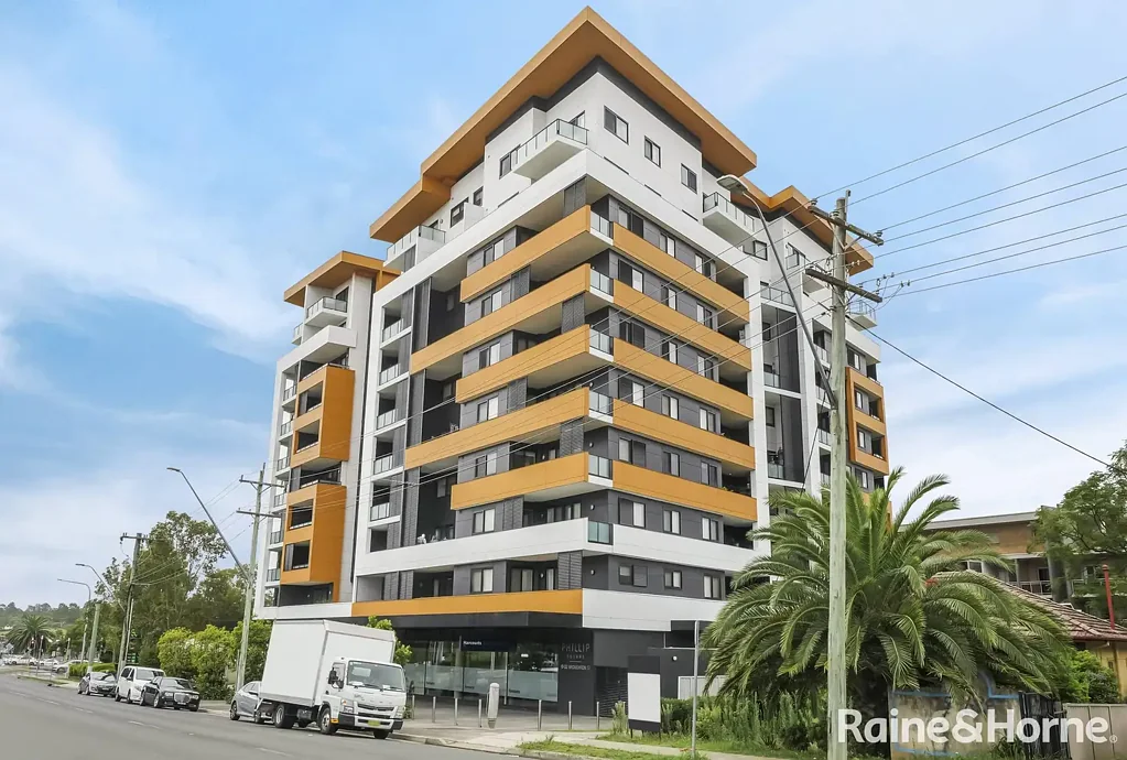 Campbelltown 2房 宽敞豪华阁楼 2卧室 著名开发项目 开放式生活区 大型封闭式阳台 舒适时尚设计 近火车站&购物中心 Luxurious Split Level Apartment with Convenient Access to All Amenities