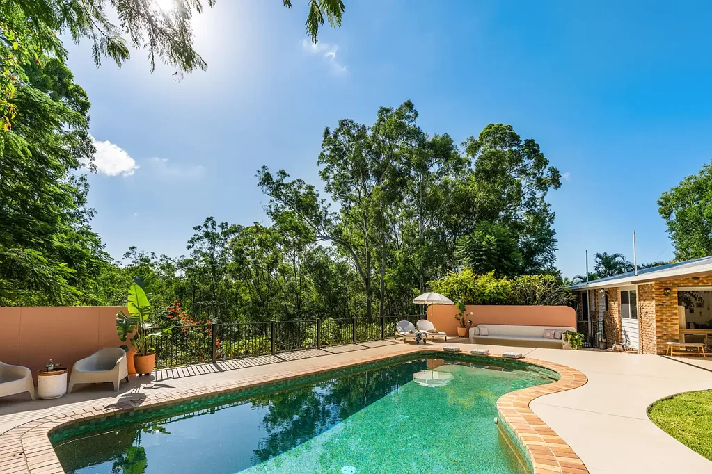 Mudgeeraba 4房  Private Sanctuary with Dual Living and Skyline Views