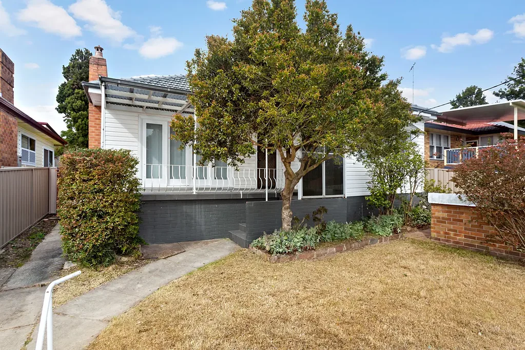 Cozy Home with with Granny Flat: Perfect Multigenerational Living