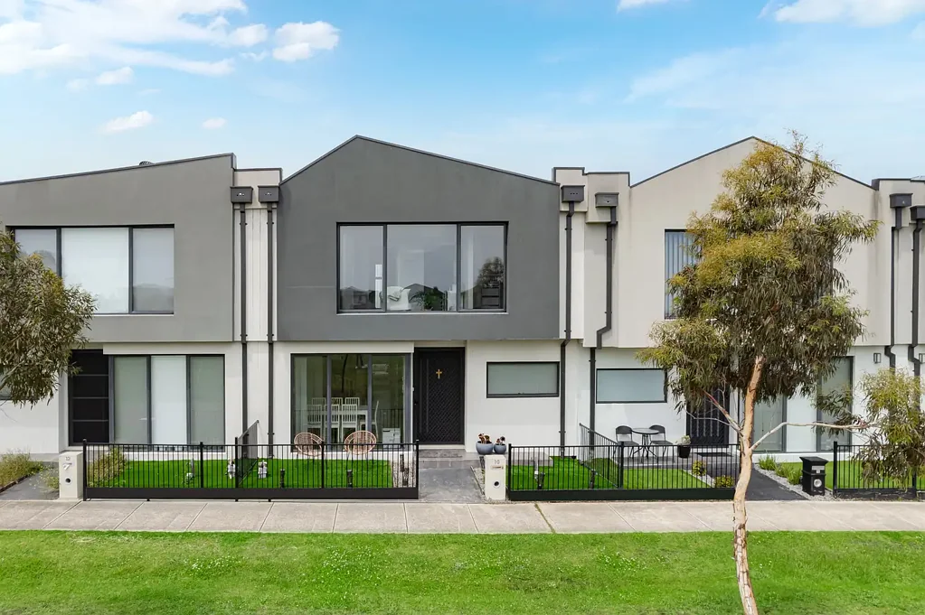 10 Attain Walk, Roxburgh Park, VIC 3064
