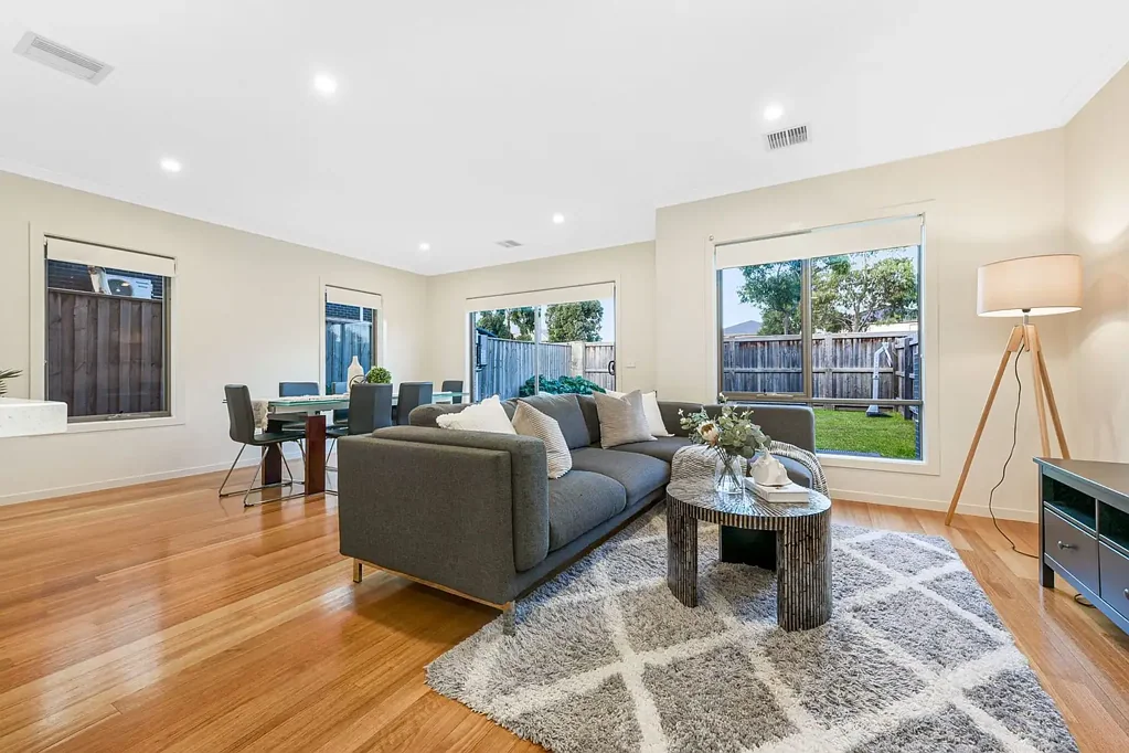 Keysborough 4房 现代双层设计 高天花板硬木地板 设计师厨房石材台面 四卧带步入式衣帽间 主卧套间浴室 太阳能节能 后院户外用餐 步行学校公交 Designer Family Living with Space, Style and Solar