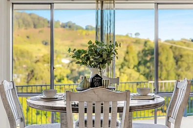 Coffs Harbour 4 Slaapkamer Huge Family Home with Sweeping Views, Multiple Living Zones, Quiet Cul-de-Sac