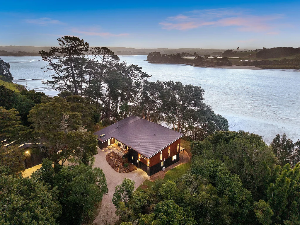 Glenbrook Peaceful waterfront living