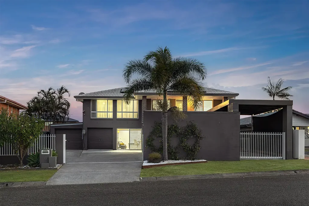 Manly West 5Zimmer Two Levels. Two Kitchens. One Exceptional Family Home.