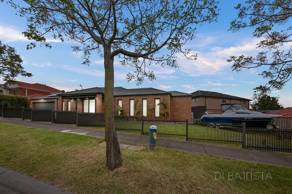 Craigieburn 4 Slaapkamer Space and Substance in Coveted Mount Ridley