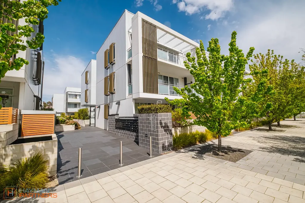 Phillip 1Zimmer Stylish North Facing Apartment overlooking treetops, plus 2 car spots!