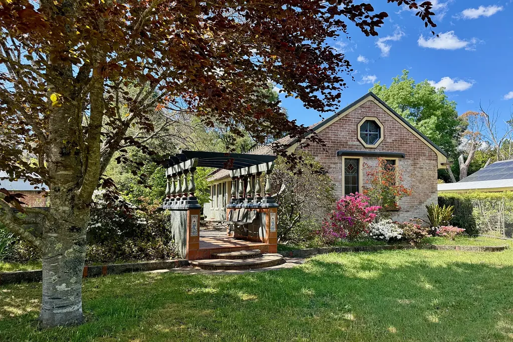 Wentworth Falls 2房 DA批准改建 两室两卫住宅 宽敞车库 美丽花园 靠近村庄车站 绿树成荫 858平米地块 Open Home Wednesday 3.00 - 3.30