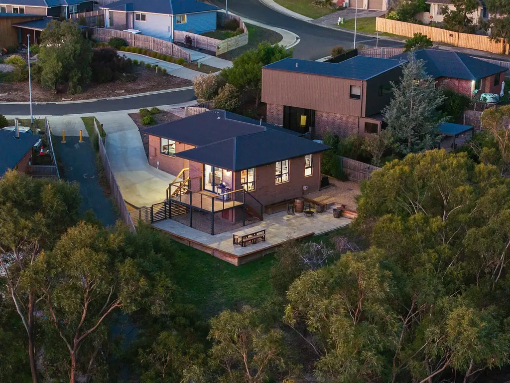 Kingston 3房  A Rare Kingston Opportunity Backing Onto Nature