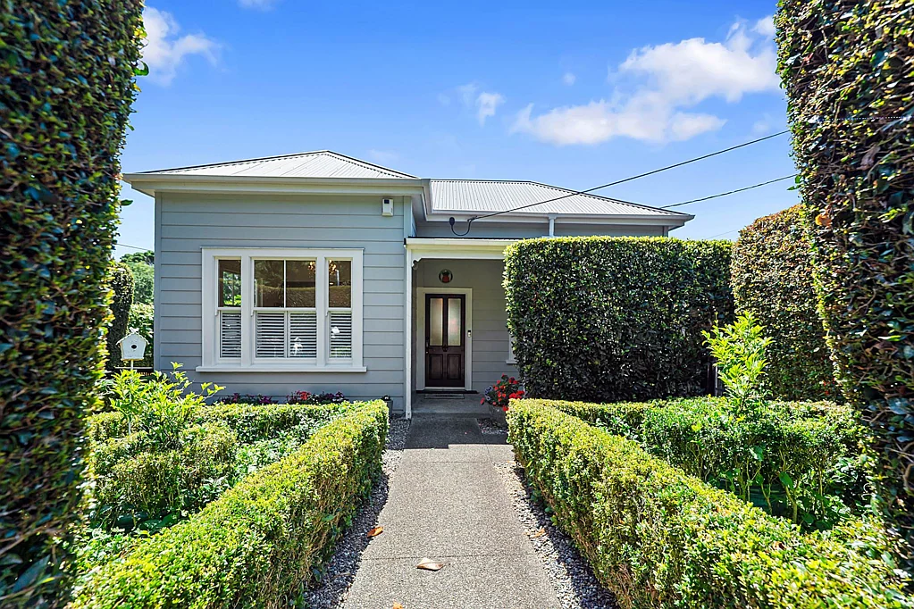 Devonport 4 Bedroom Elegant Family Villa — Walk to the Village