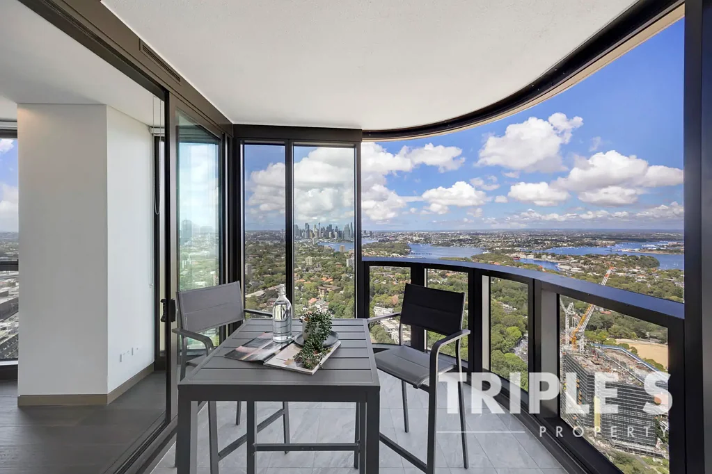 St Leonards 2 Bedroom Luxury high Level apartment with Harbour Bridge view and Water view