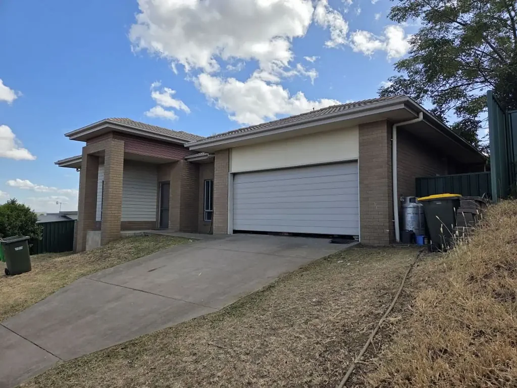 FOUR (4x) BEDROOM BRICK-VENEER HOME WITH DOUBLE GARAGE. AN LOVELY RURAL VIEWS. HAS ENSUITE AND COVERED OUTDOOR AREA