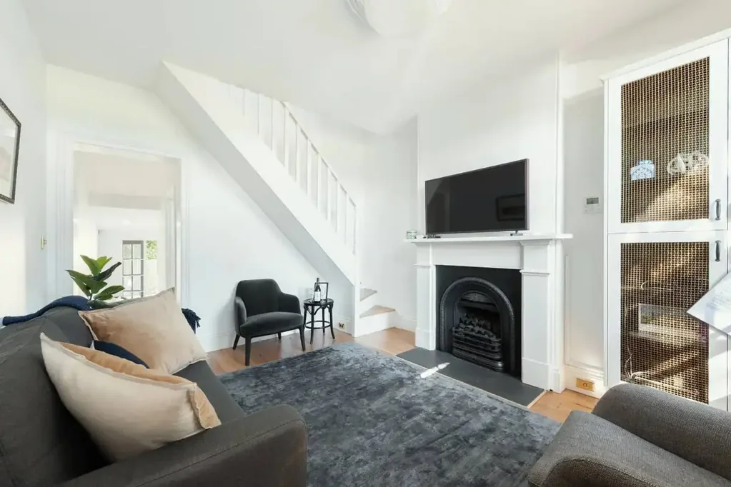 Exquisitely transformed terrace with Harbour views | Furnished