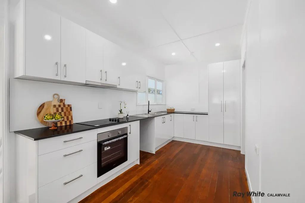Ipswich 3Zimmer FRESHLY RENOVATED BEAUTIFUL HOME IN CONVENIENT LOCATION GREAT FOR BOTH LIVING AND BUSINESS PURPOSES